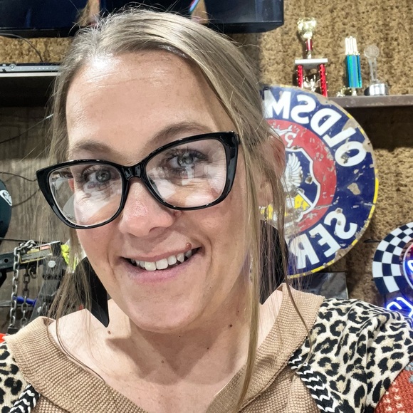 Meet your Posher, Dee - Picture 2 of 8